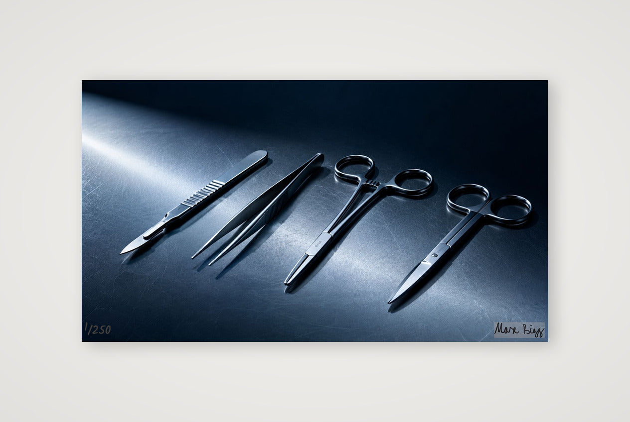 Chirurgische Instrumente im Studiosetting — 60×34cm, 24×13" Print only